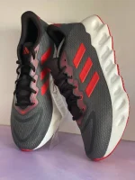 کتونی مشکی و قرمز آدیداس مدل Switch Run - Image 4