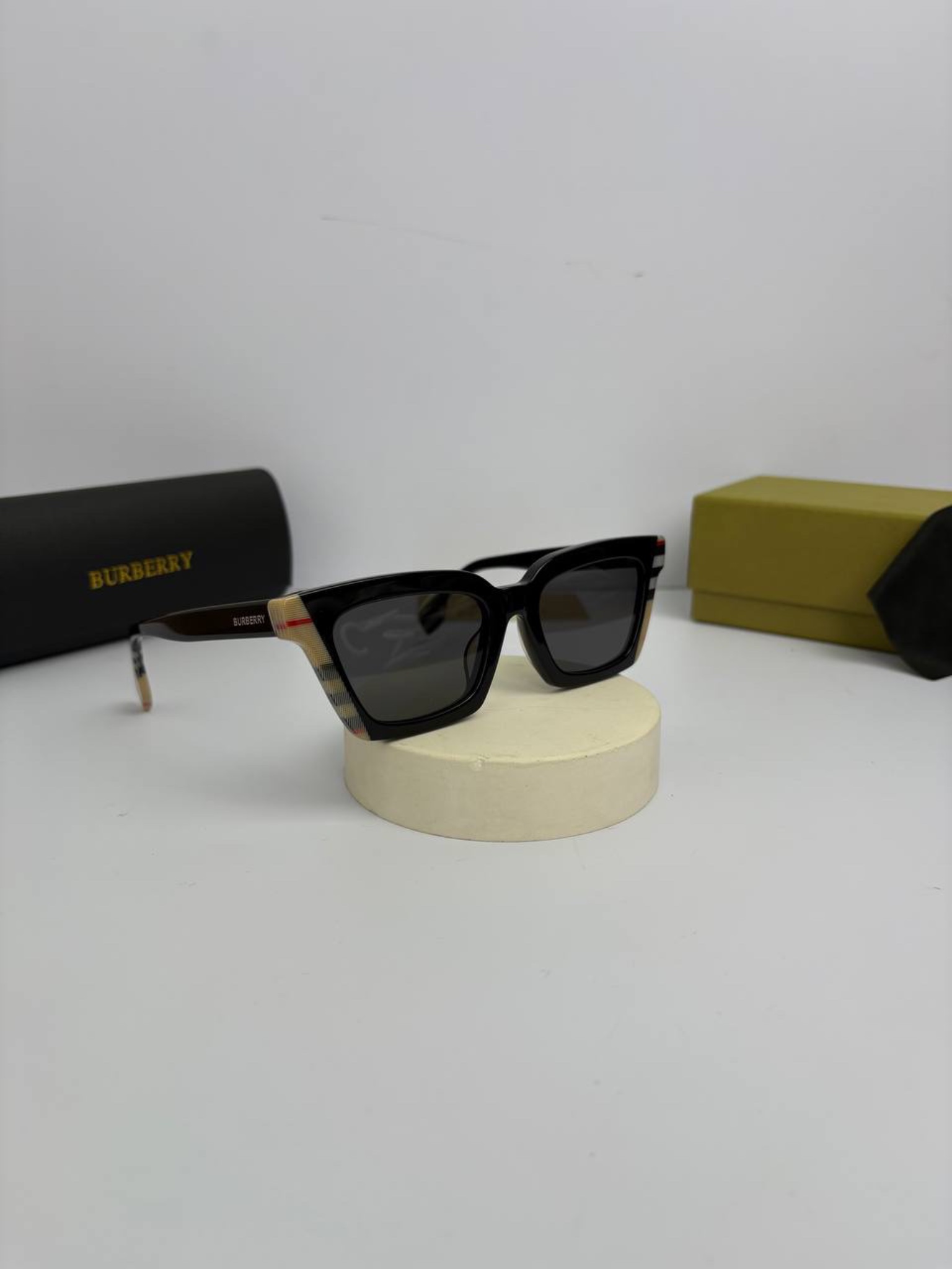 photo-output Burberry-B-4392 رنگ مشکی کرم دودی - Image 1