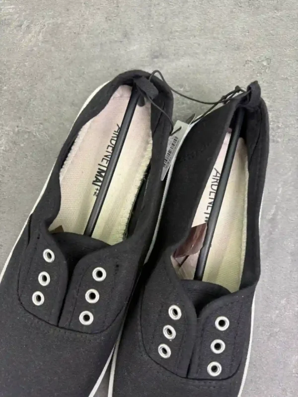 کالج VenusCelia Women's Blaze Canvas Slip-On Sneaker - Image 3