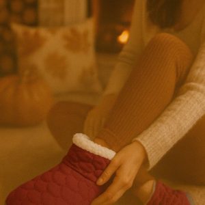 پاپوش زرشکی خز دار