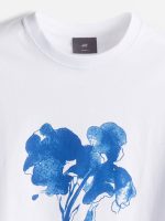 تیشرت زنانه آرت پرینت گل آبی H&M - Image 2