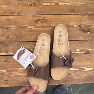 صندل تک سگک قهوه ای کف تخته ای