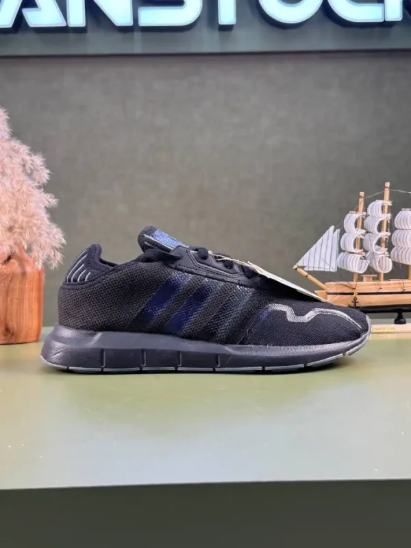 کتونی آد.ید.اس مدل Adidas Swift run x - Image 2