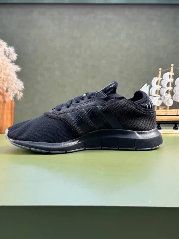 کتونی آد.ید.اس مدل Adidas Swift run x - Image 3