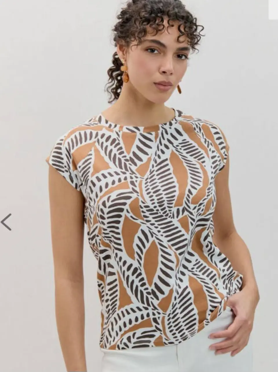 Mustard:Caramel Abstract Leaf Design Cap Sleeve T-Shirt تیشرت آستین کپ طرح برگ انتزاعی خردلی /کاراملی - تصویر 1