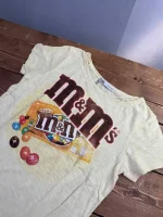 تیشرت زنانه کرم طرح M&M - تصویر 2