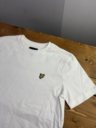تیشرت بیسیک سفید Lyle & Scott گلدوزی پرنده زرد - تصویر 2