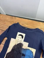بلوز زنانه سرمه ای طرح چهره هنری - Image 2