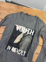 بلوز زنانه طوسی طرح YOUTH - Image 2