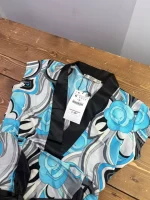 شومیز زنانه طرح گل آبی یقه ساتن کمربندی - تصویر 2