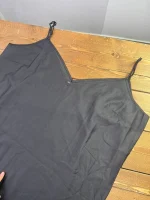 پیراهن کوتاه ساتن/نخی زنانه مشکی یقه هفت مدل آزاد (Slip Dress) - تصویر 2