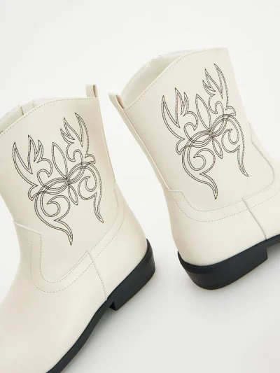 بوت کابویی کرم گلدوزی‌دار - تصویر 2