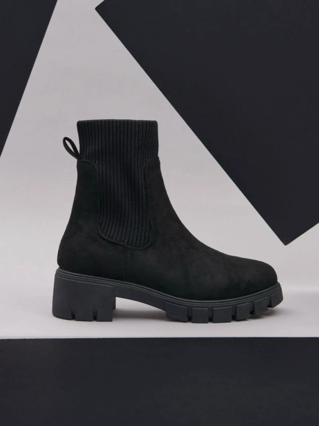 Women's ankle boots with round toe and tractor sole نیم بوت زنانه پنجه گرد زیره تراکتوری دندانه دار