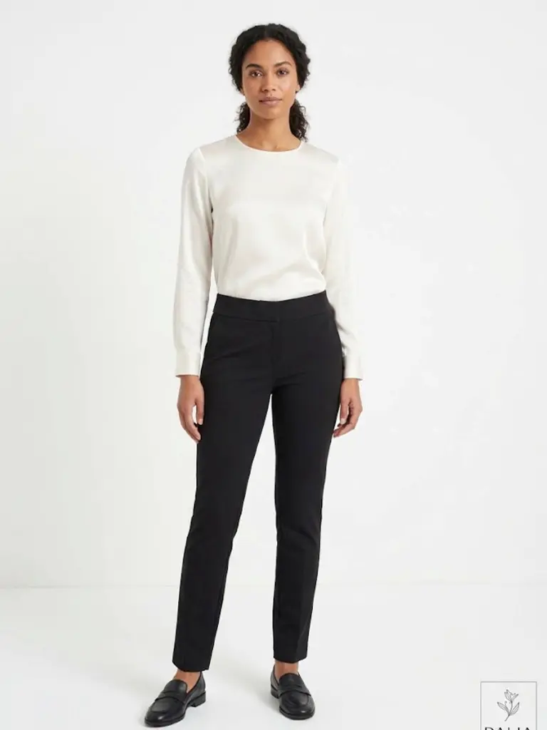 Classic straight-leg trousers from a brand شلوار راسته کلاسیک مشکی