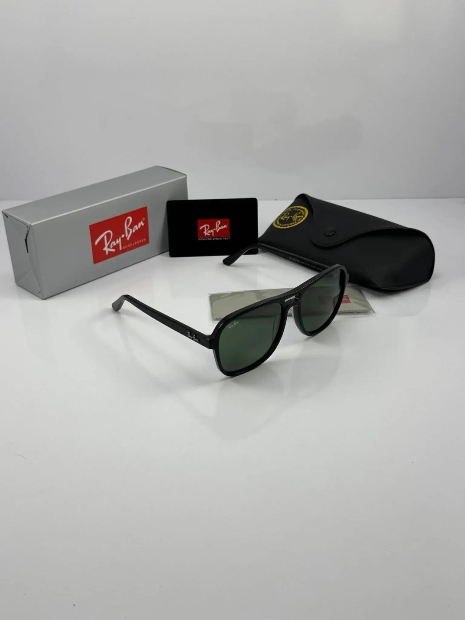 Black Ray-Ban sunglasses عینک ریبن مشکی