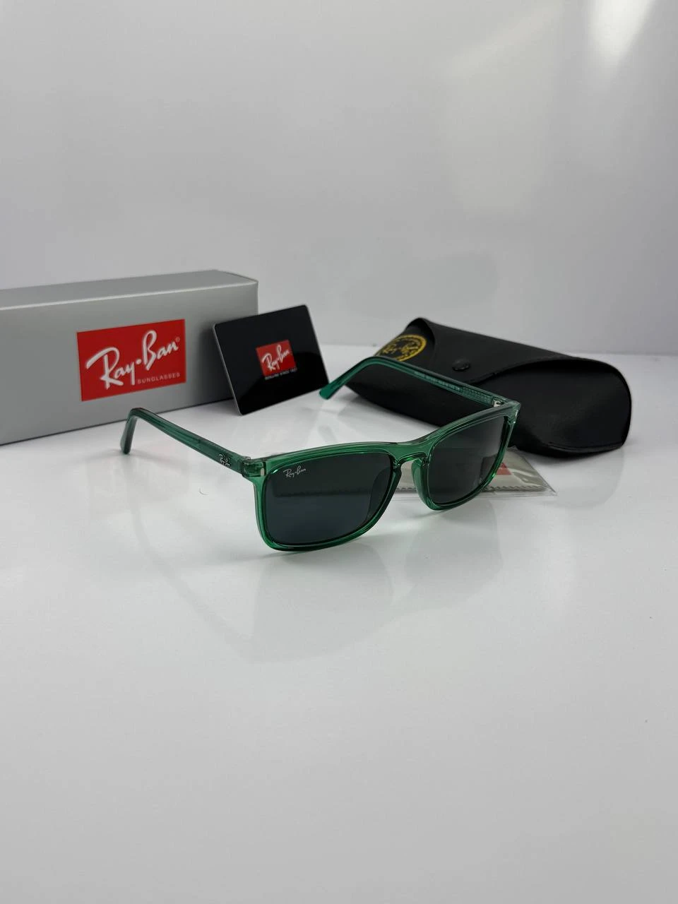 Green Ray-Ban sunglasses عینک ریبن سبز